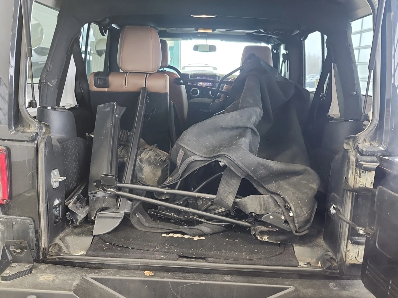 Jeep Wrangler UNLIMITED SAHARA/КОЖА/НАВИГАЦИЯ/+ МЕК ТАВАН - изображение 10