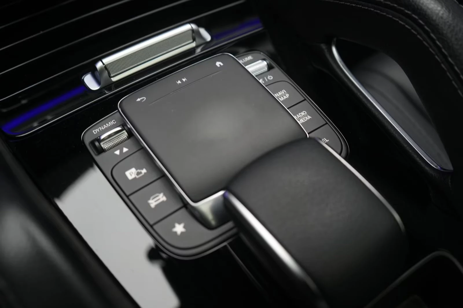 Mercedes-Benz GLE 350 de/4MATIC/333HP/PANO/CAM/NAVI/LED/DIGI/KLESS/348q, снимка 10 - Автомобили и джипове - 54699491
