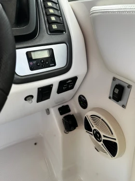 Моторна яхта Chaparral, снимка 8