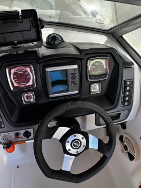 Моторна яхта Chaparral, снимка 9