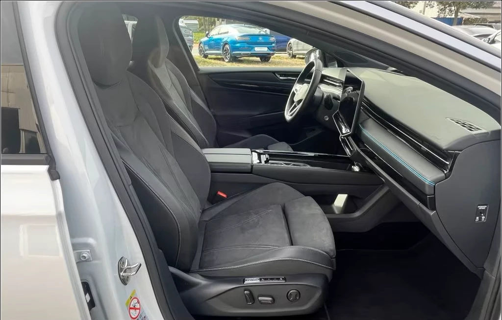 VW ID.7 77 kWh* DISTR* KEYLESS* CAM* HEAD-UP* CARPLAY* , снимка 16 - Автомобили и джипове - 54069044