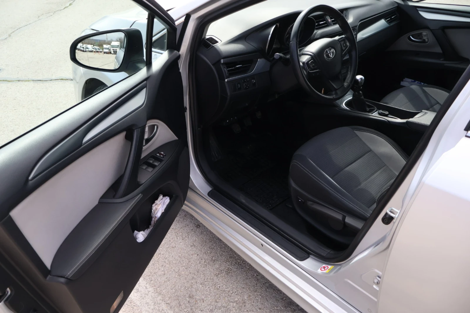 Toyota Avensis, снимка 7 - Автомобили и джипове - 56657785