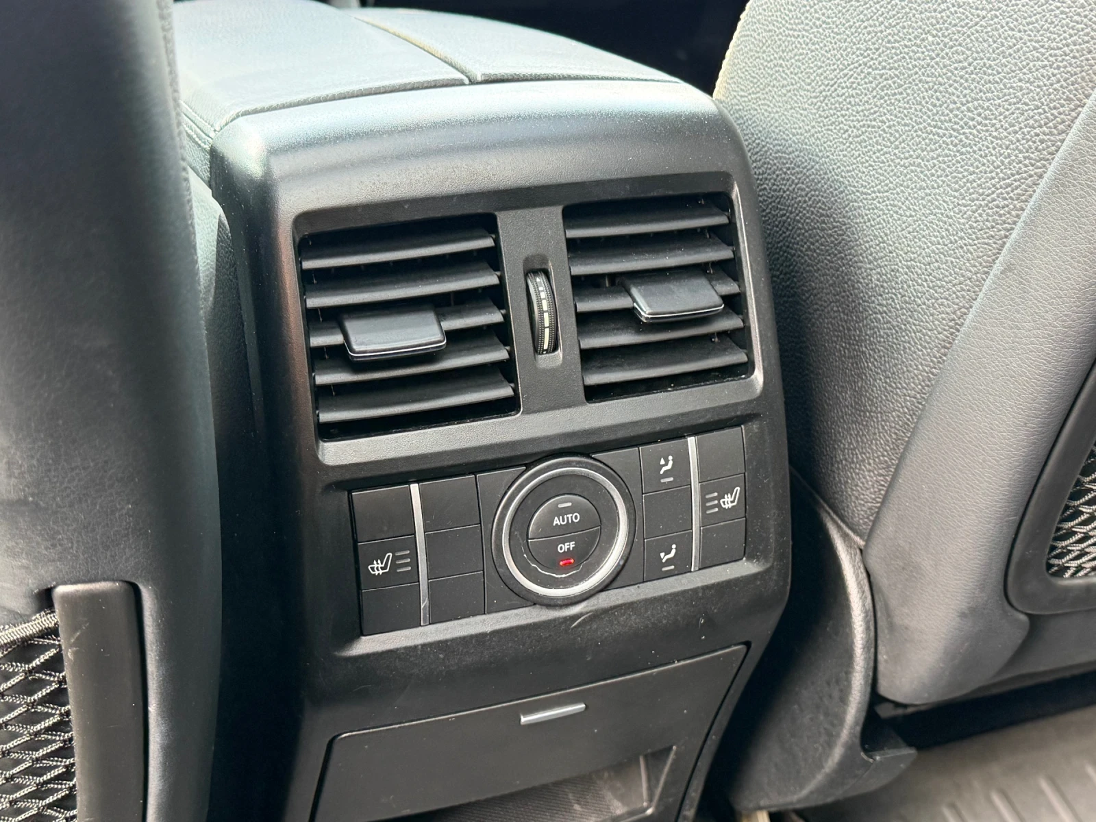 Mercedes-Benz ML 350 AMG = KEYLESS GO = DISTRONIC = PANORAMA = PODGREV , снимка 15 - Автомобили и джипове - 54362866