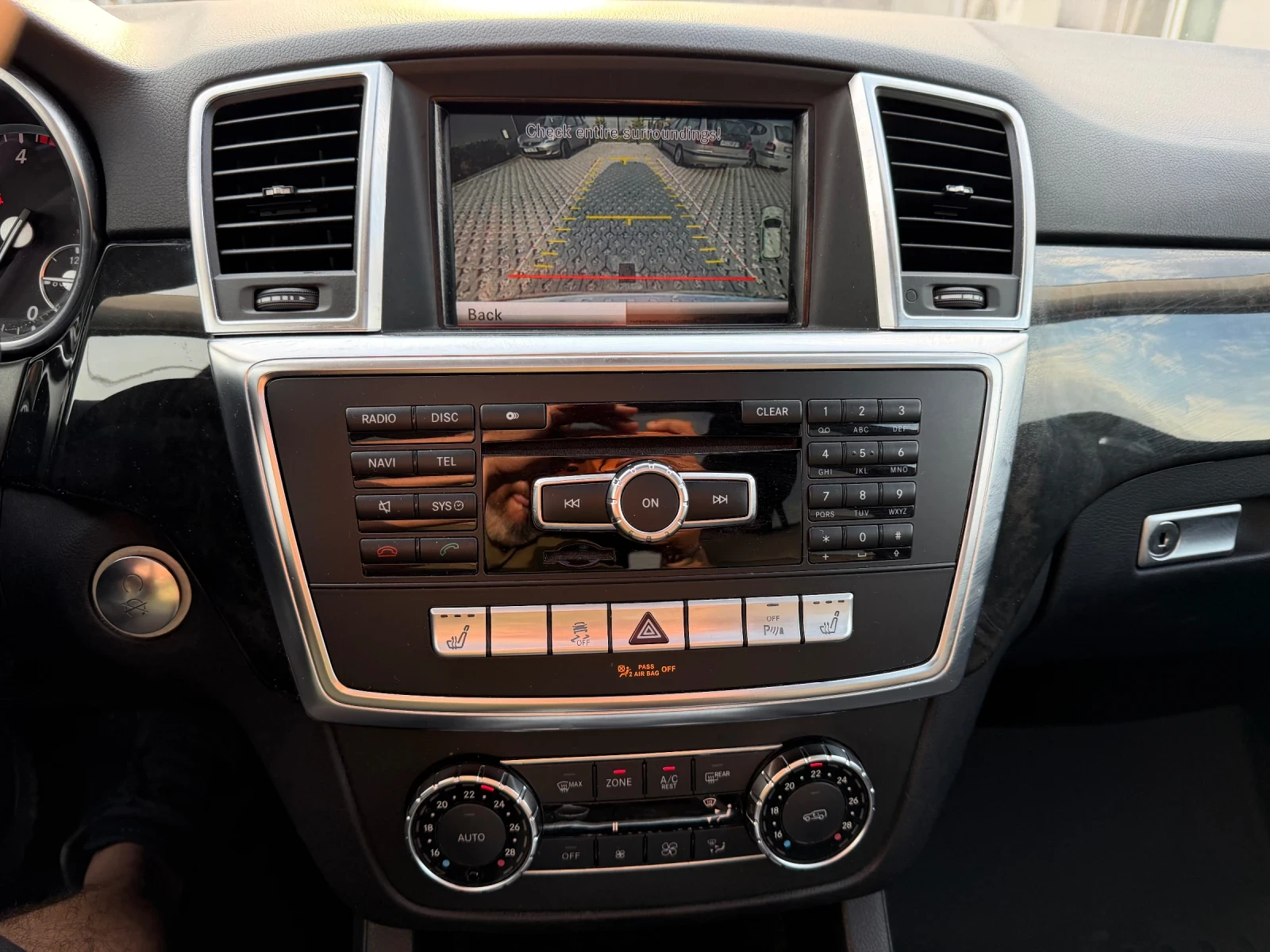 Mercedes-Benz ML 350 AMG = KEYLESS GO = DISTRONIC = PANORAMA = PODGREV , снимка 13 - Автомобили и джипове - 54362866