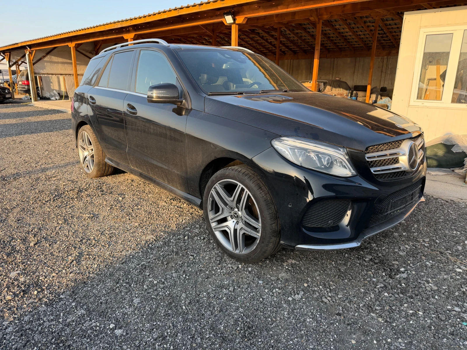 Mercedes-Benz GLE 350 AMG = KEYLESS GO = DISTRONIC = PANORAMA = PODGREV , снимка 2 - Автомобили и джипове - 54012132