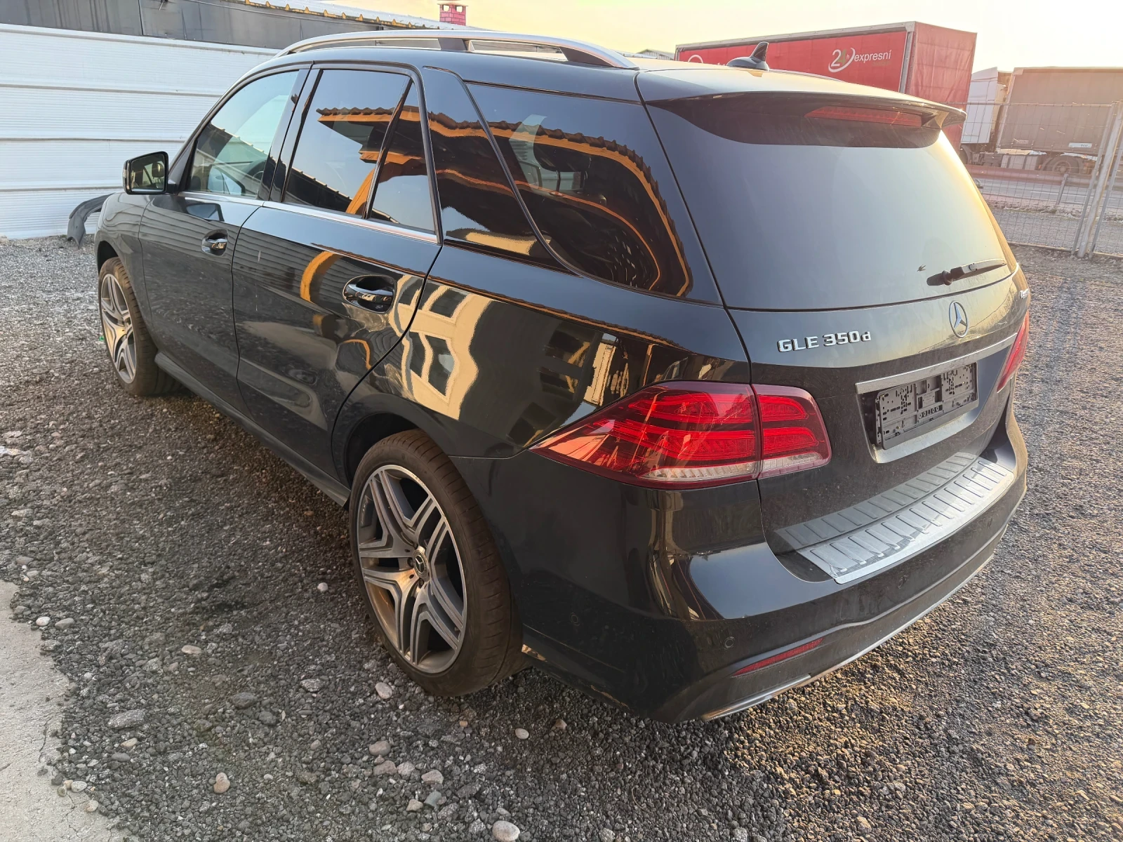 Mercedes-Benz GLE 350 AMG = KEYLESS GO = DISTRONIC = PANORAMA = PODGREV , снимка 3 - Автомобили и джипове - 54012132