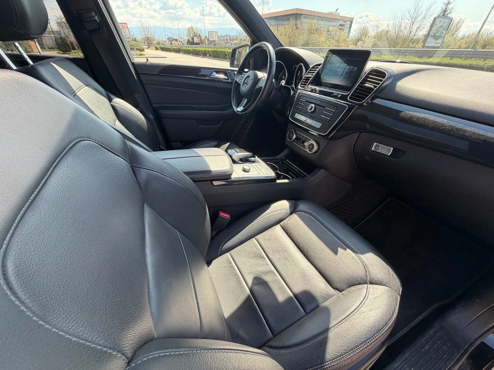 Mercedes-Benz GLE 350 AMG = KEYLESS GO = DISTRONIC = PANORAMA = PODGREV , снимка 11 - Автомобили и джипове - 54103150