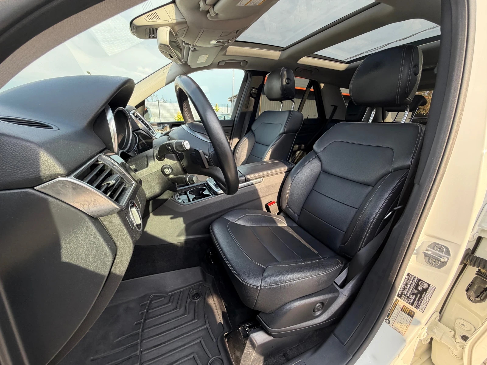 Mercedes-Benz ML 350 AMG = KEYLESS GO = DISTRONIC = PANORAMA = PODGREV , снимка 11 - Автомобили и джипове - 54362866