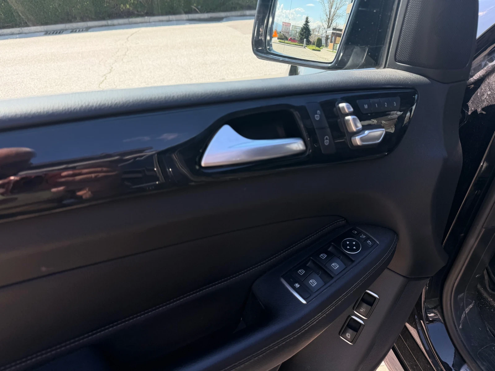 Mercedes-Benz GLE 350 AMG = KEYLESS GO = DISTRONIC = PANORAMA = PODGREV , снимка 8 - Автомобили и джипове - 54103150