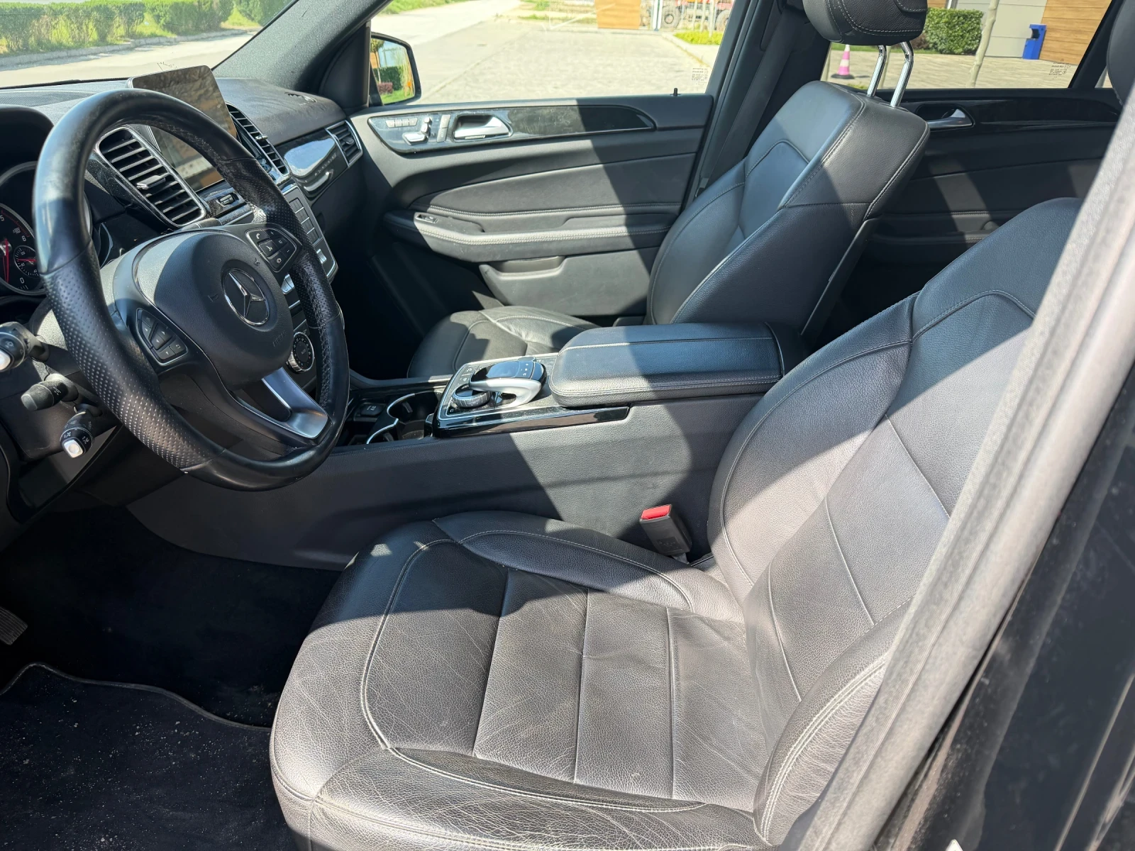 Mercedes-Benz GLE 350 AMG = KEYLESS GO = DISTRONIC = PANORAMA = PODGREV , снимка 7 - Автомобили и джипове - 54103150