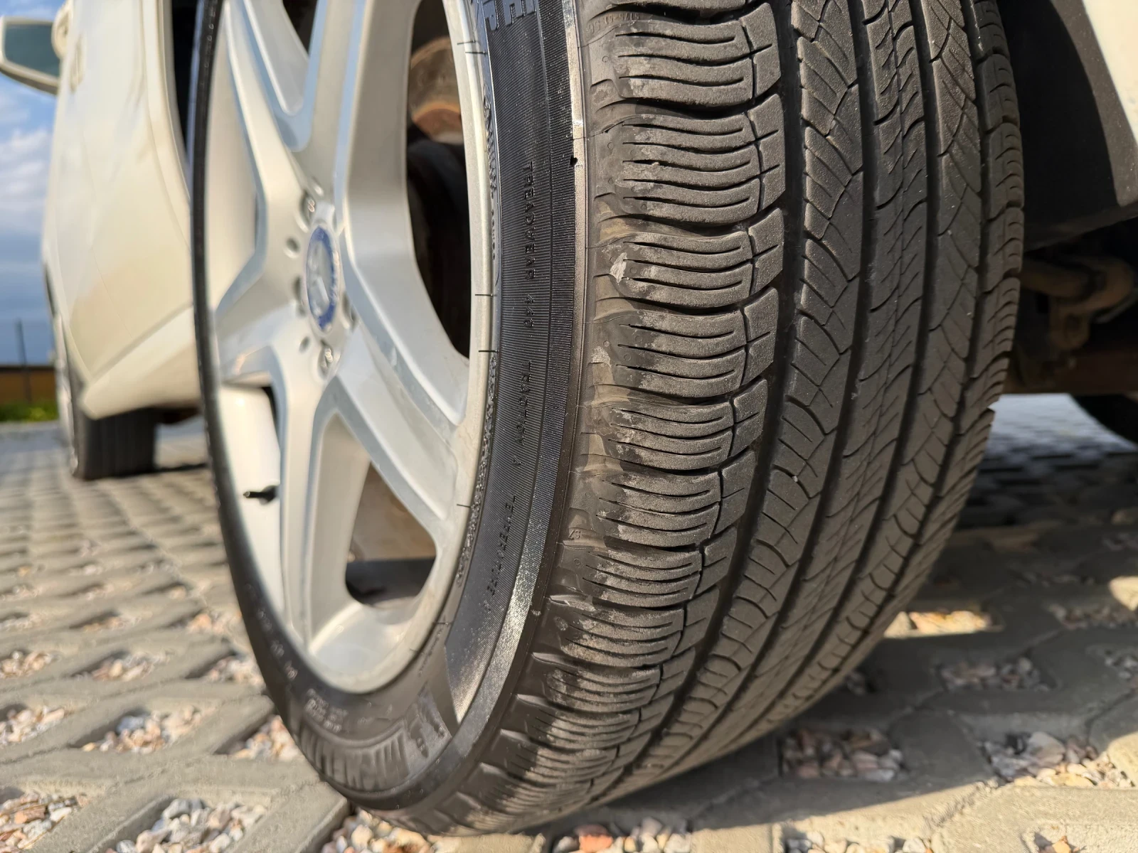 Mercedes-Benz ML 350 AMG = KEYLESS GO = DISTRONIC = PANORAMA = PODGREV , снимка 17 - Автомобили и джипове - 54362866