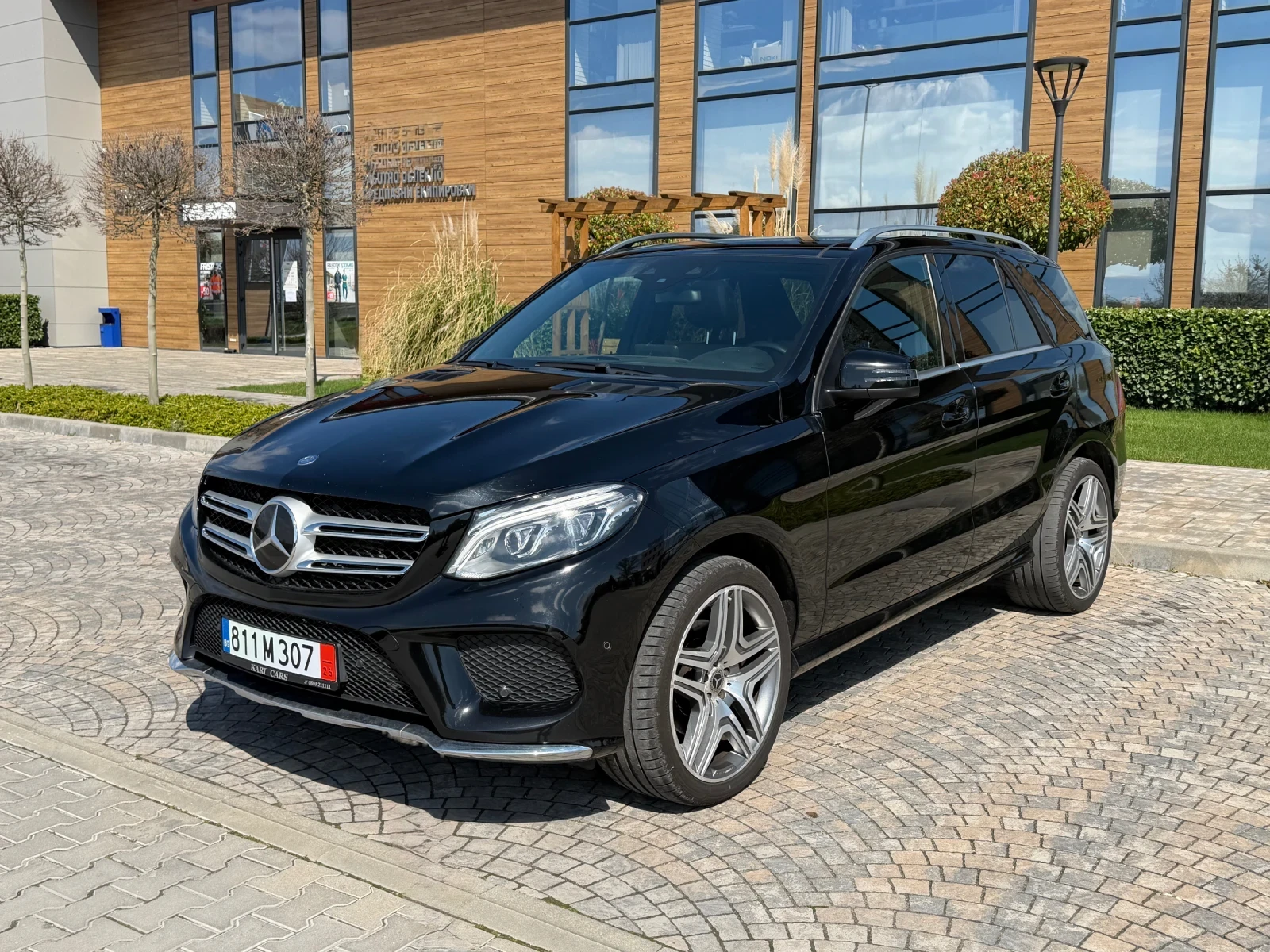 Mercedes-Benz GLE 350 AMG = KEYLESS GO = DISTRONIC = PANORAMA = PODGREV , снимка 3 - Автомобили и джипове - 54103150
