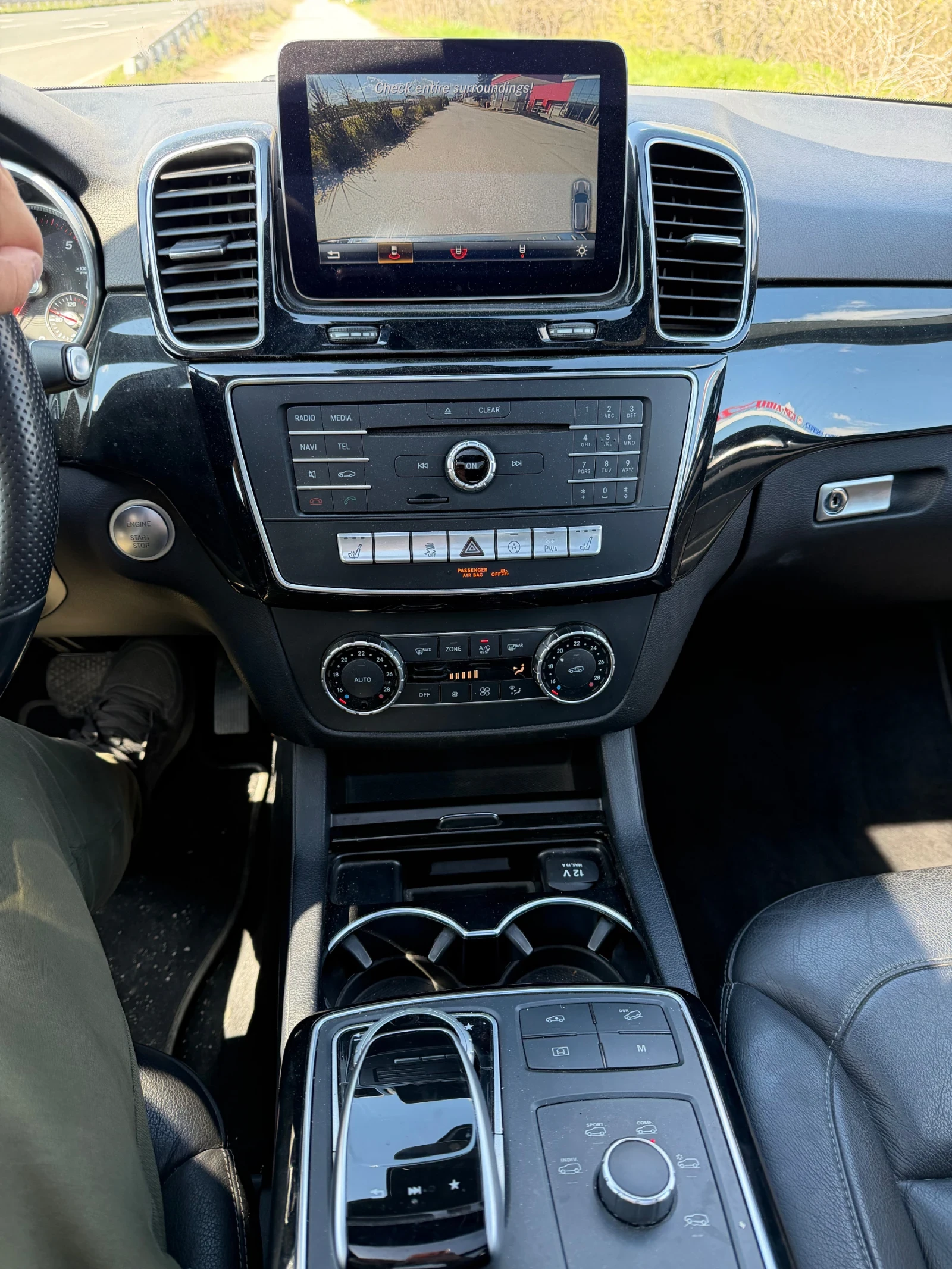 Mercedes-Benz GLE 350 AMG = KEYLESS GO = DISTRONIC = PANORAMA = PODGREV , снимка 15 - Автомобили и джипове - 54103150