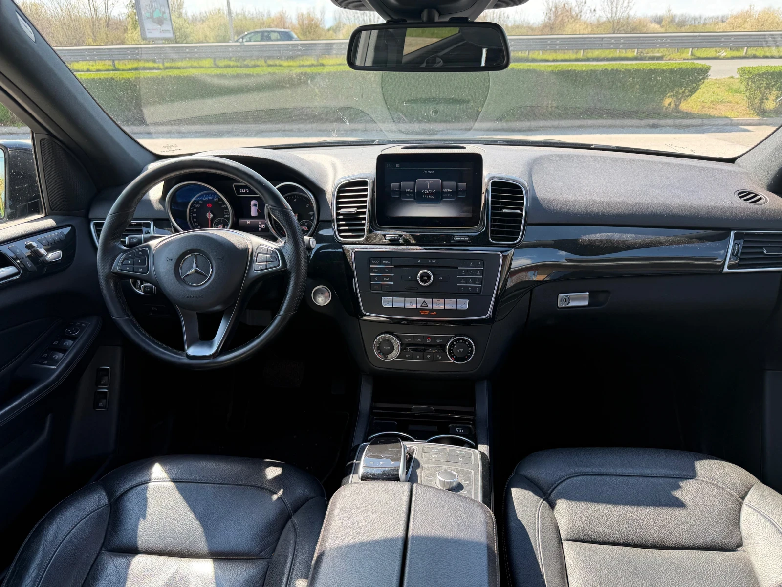 Mercedes-Benz GLE 350 AMG = KEYLESS GO = DISTRONIC = PANORAMA = PODGREV , снимка 14 - Автомобили и джипове - 54103150