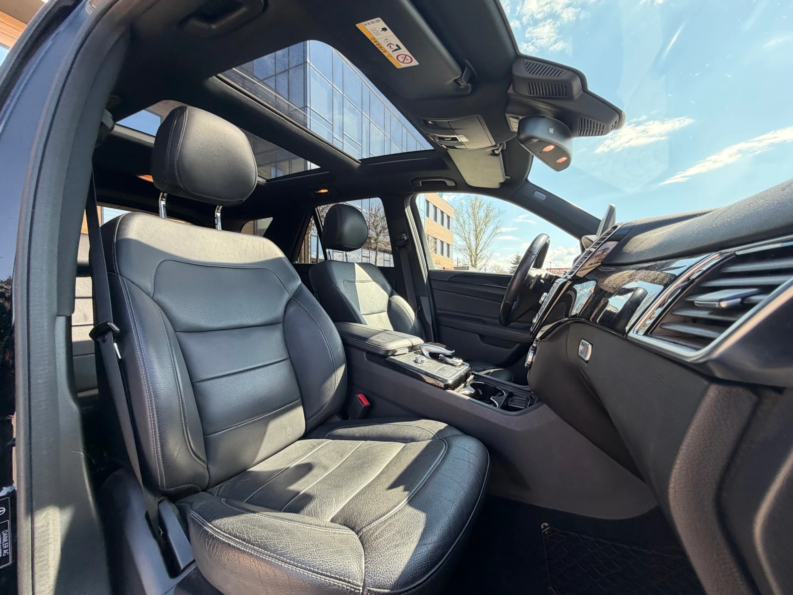 Mercedes-Benz GLE 350 AMG = KEYLESS GO = DISTRONIC = PANORAMA = PODGREV , снимка 13 - Автомобили и джипове - 54103150