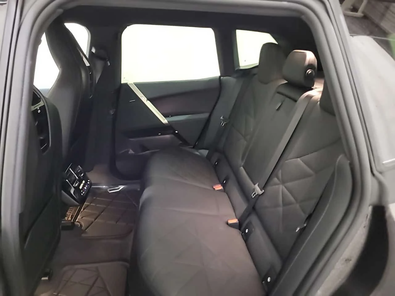 BMW iX  XDRIVE50 * 360 КАМЕРИ* ОБДУХВАНЕ* 2 КЛЮЧА* CARFAX, снимка 13 - Автомобили и джипове - 53745471