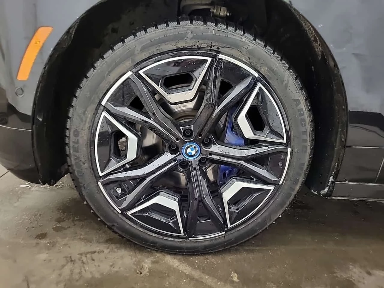 BMW iX  XDRIVE50 * 360 КАМЕРИ* ОБДУХВАНЕ* 2 КЛЮЧА* CARFAX - изображение 6