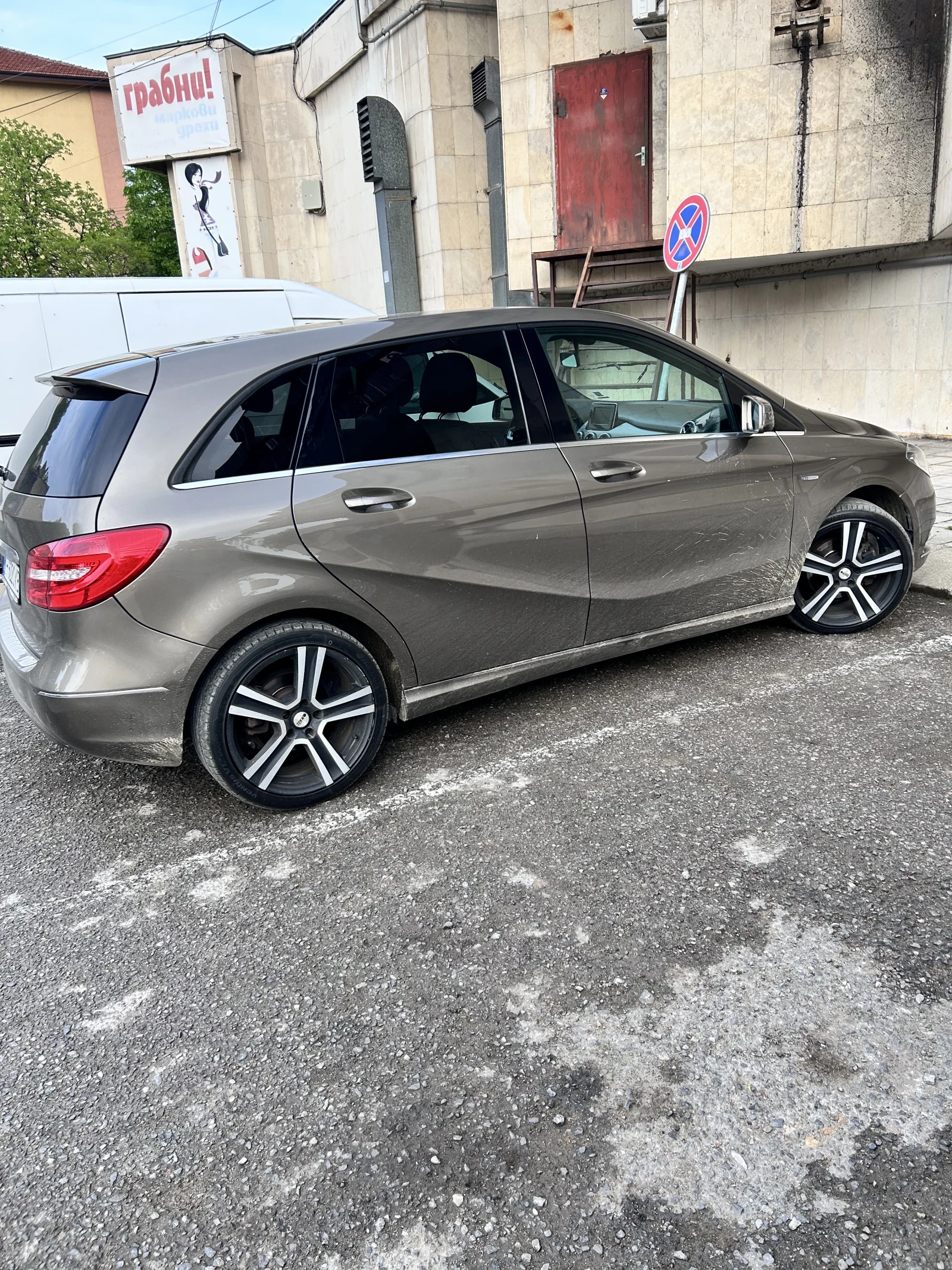 Mercedes-Benz B 180, снимка 3 - Автомобили и джипове - 54780541