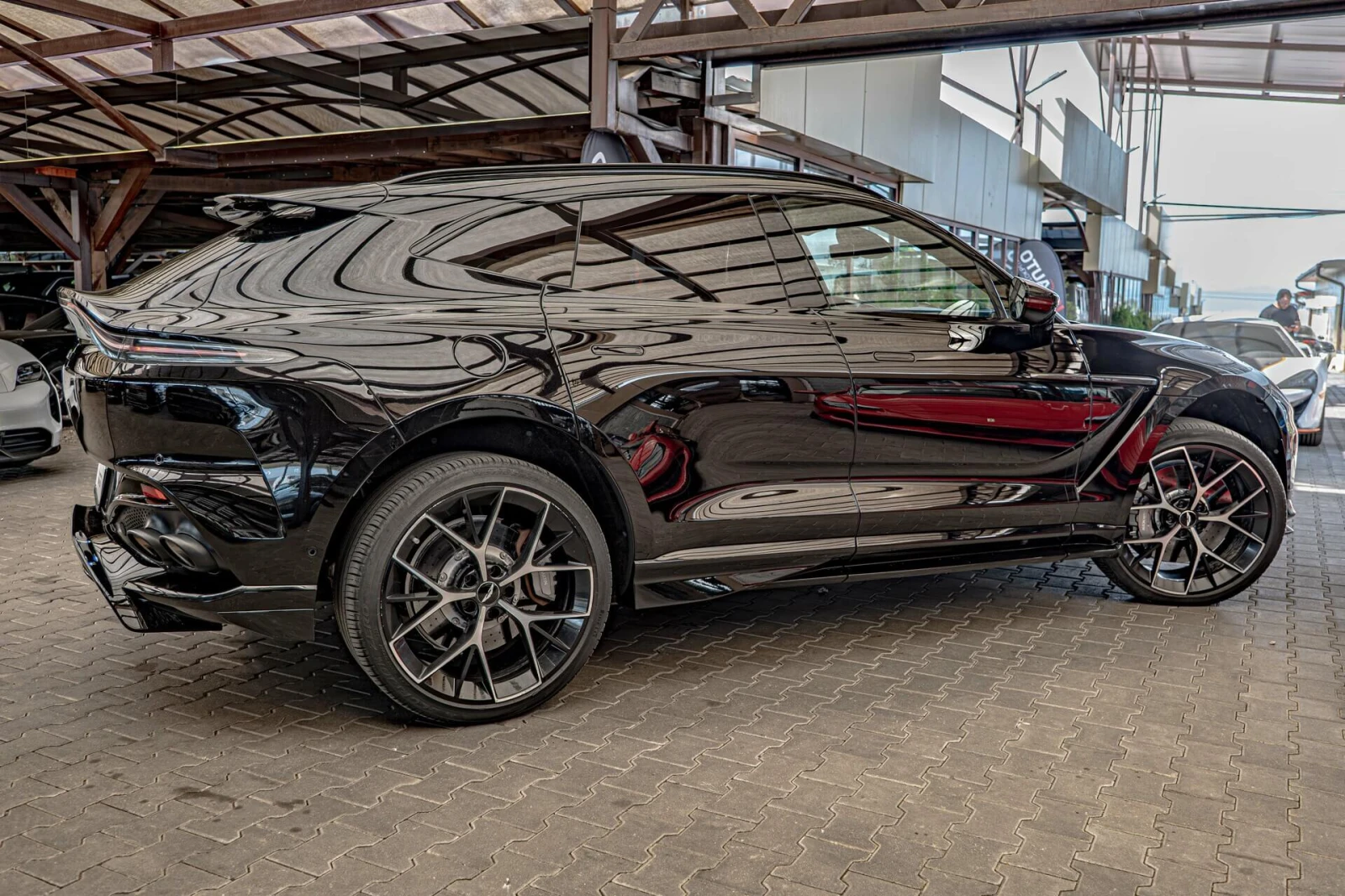 Aston Martin DBX 707/Керамика/Карбон/Обдухване/Камера 360/Bowers&Wi, снимка 4 - Автомобили и джипове - 55319775