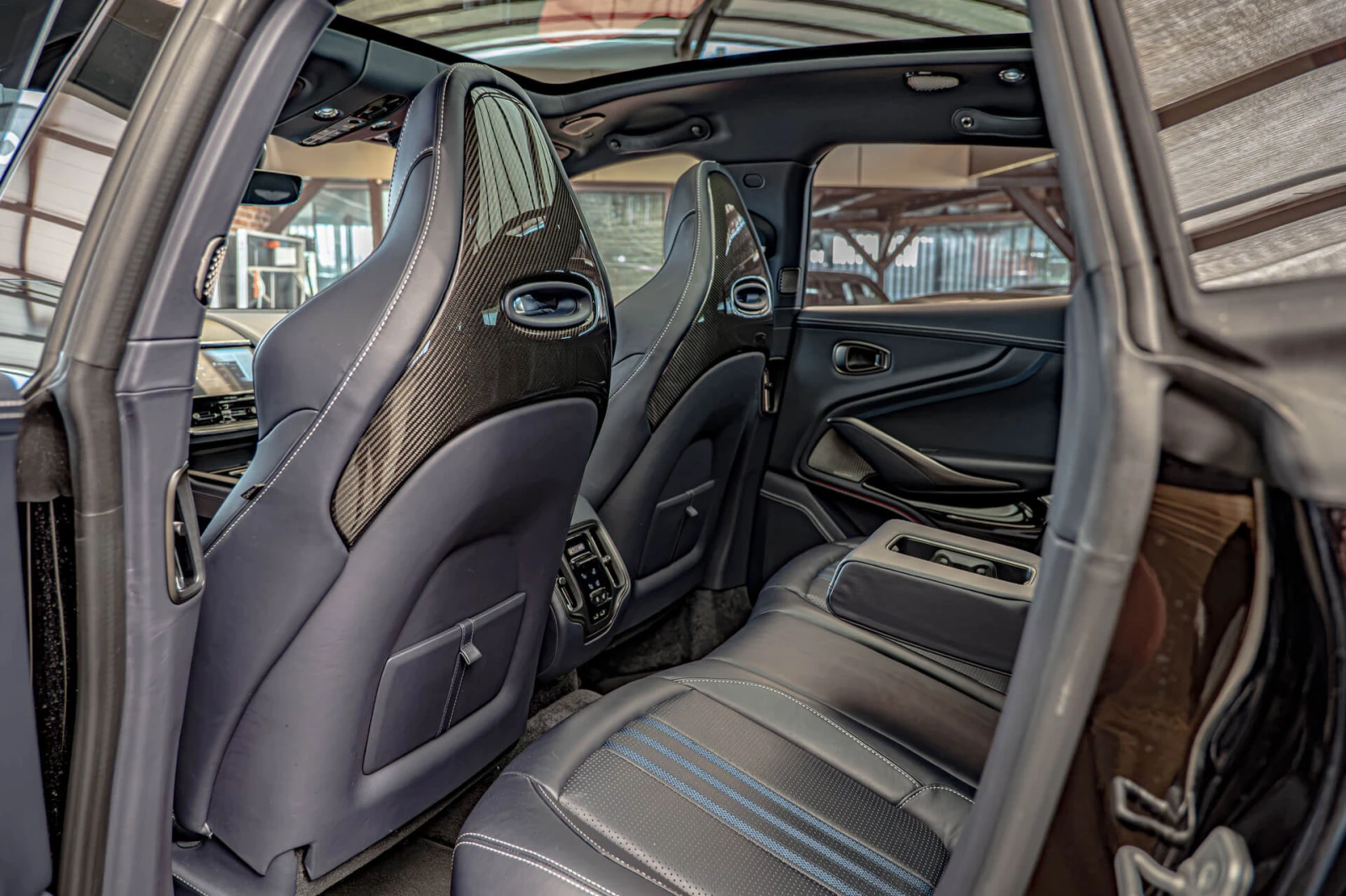 Aston Martin DBX 707/Керамика/Карбон/Обдухване/Камера 360/Bowers&Wi, снимка 10 - Автомобили и джипове - 55319775