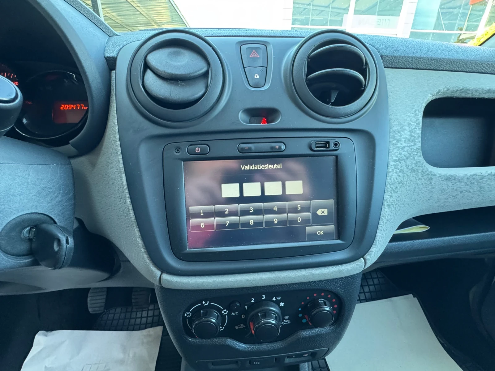 Dacia Dokker 1.5 Климатик Навигация, снимка 9 - Автомобили и джипове - 56016763