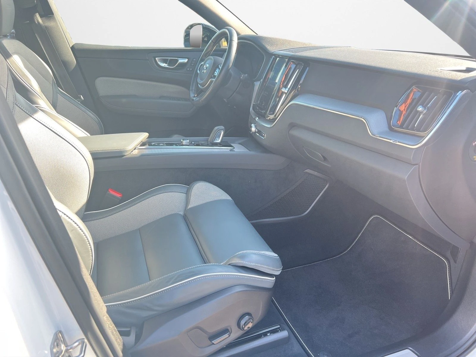 Volvo XC60 B4 D AWD R Design 21"  54800 km  - изображение 10