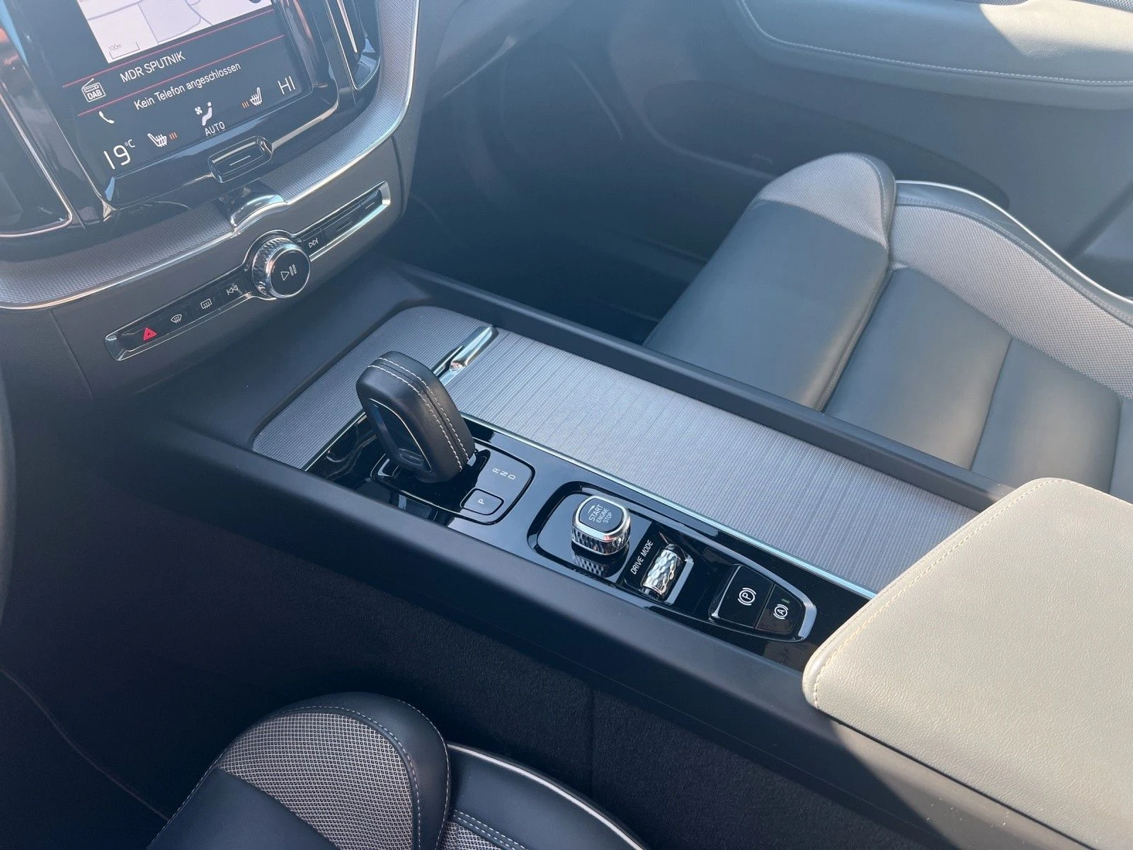 Volvo XC60 B4 D AWD R Design 21"  54800 km  | Mobile.bg   17