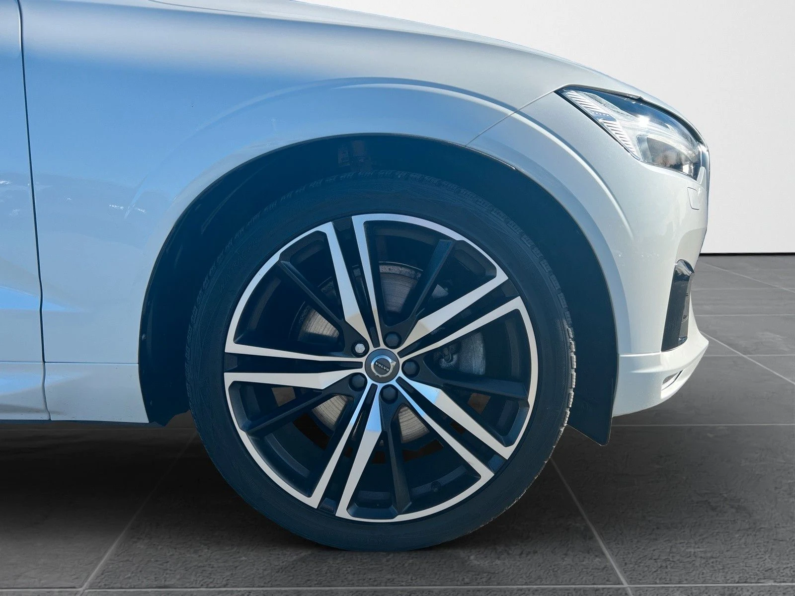 Volvo XC60 B4 D AWD R Design 21"  54800 km  - изображение 4