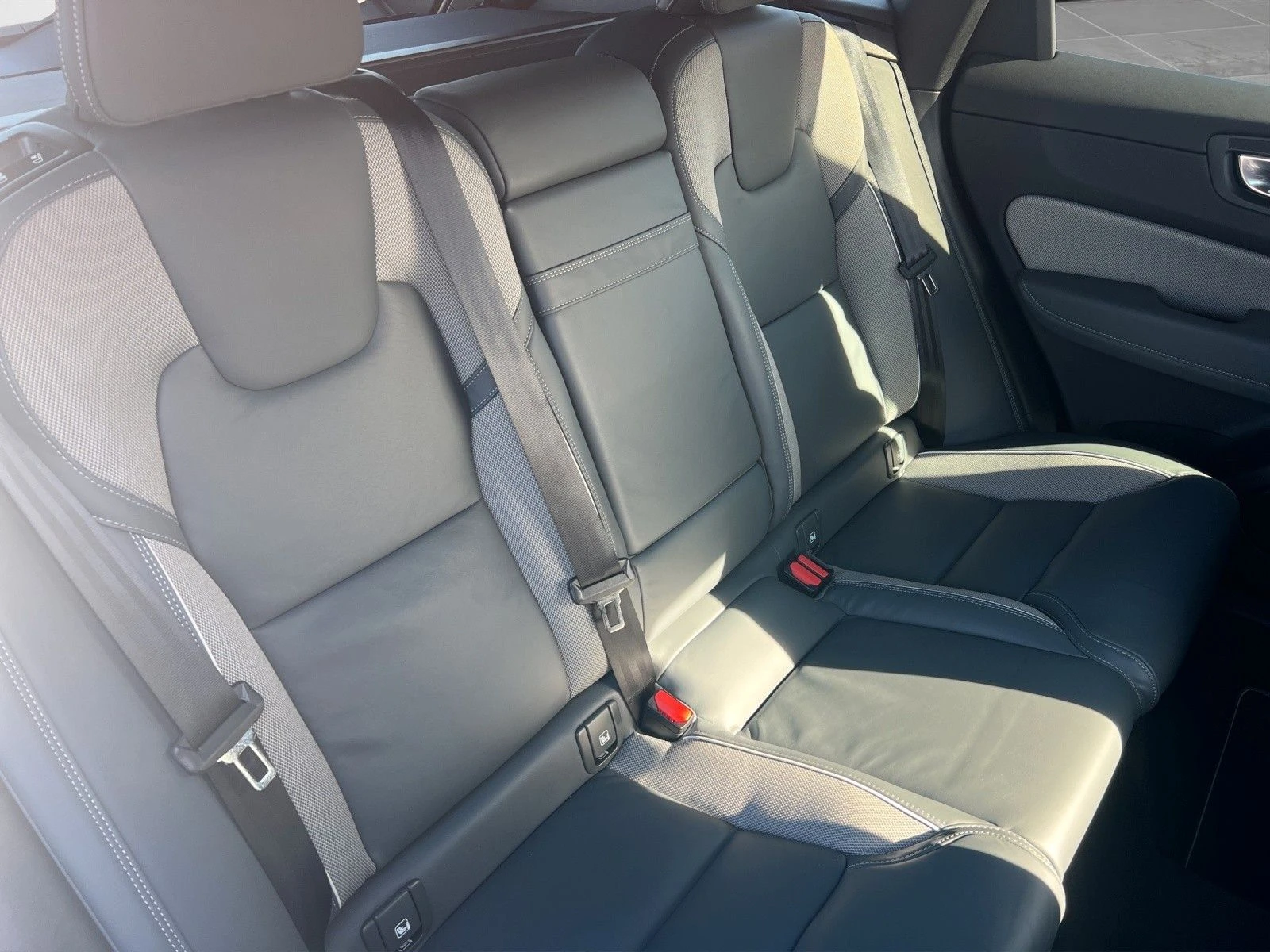 Volvo XC60 B4 D AWD R Design 21"  54800 km  | Mobile.bg   12