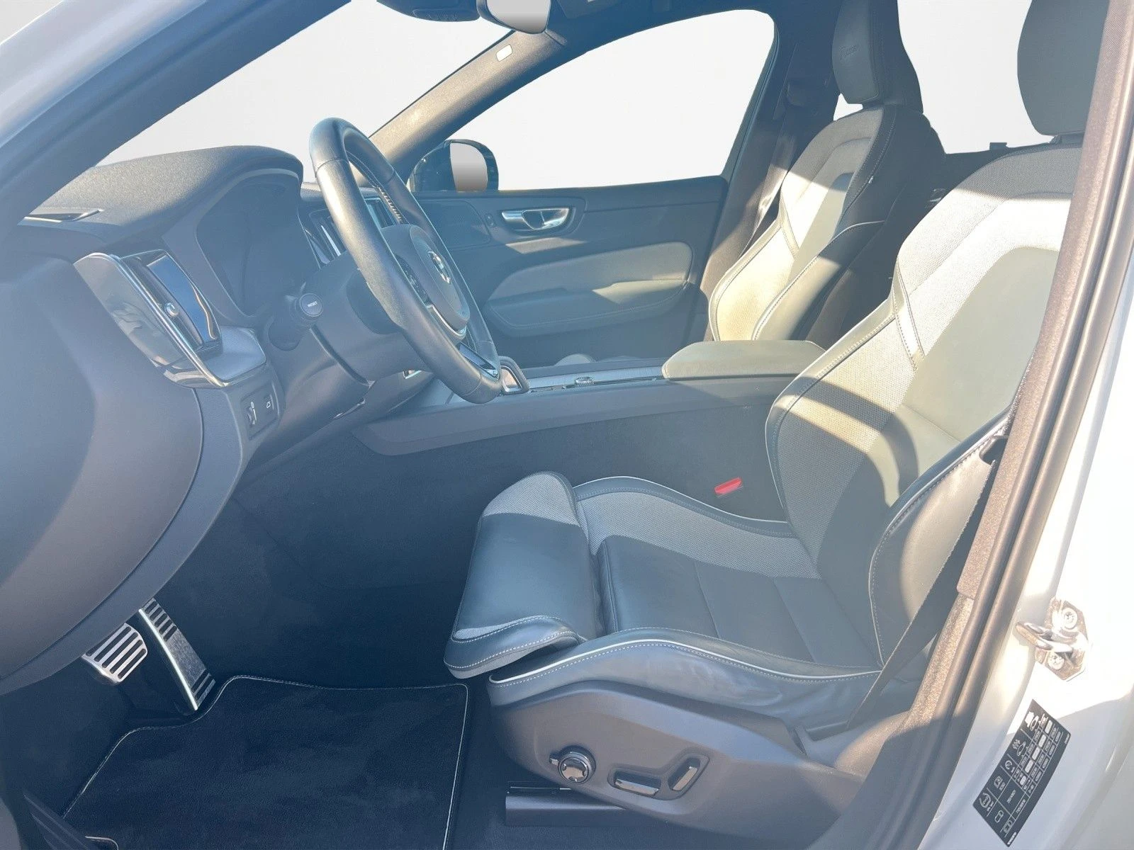 Volvo XC60 B4 D AWD R Design 21"  54800 km  - изображение 9