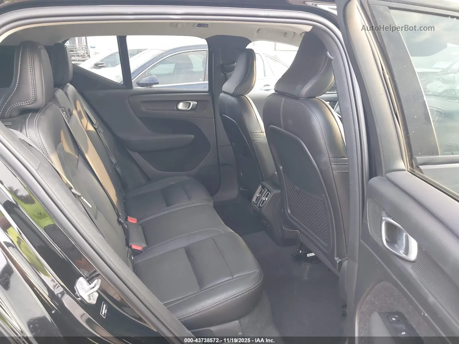 Volvo XC40 Momentun* Т5* Панорама* AWD* Крайна цена до БГ - изображение 8