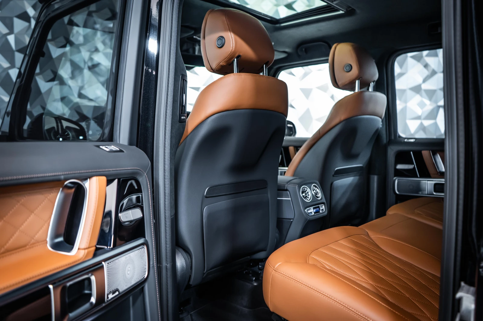 Mercedes-Benz G 450 d 4M AMG* Night* Pano* Burm, снимка 14 - Автомобили и джипове - 54554966