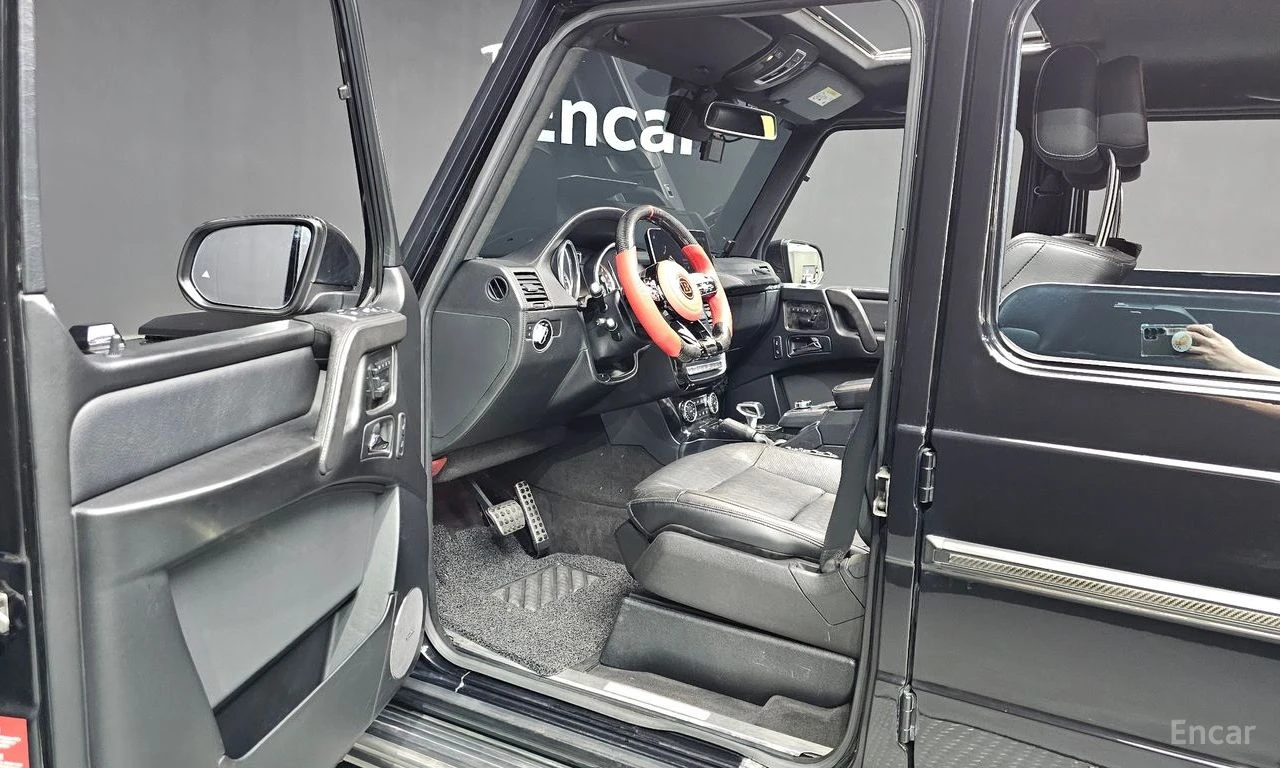 Mercedes-Benz G 350 BRABUS* BLUE TECH* PANO* КОЖА* ПОДГРЕВ* ОБДУХ* НАВ, снимка 8 - Автомобили и джипове - 54693398