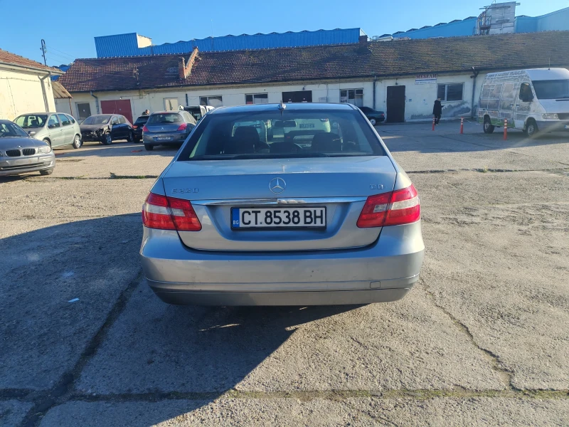 Mercedes-Benz E 220, снимка 5 - Автомобили и джипове - 52938080