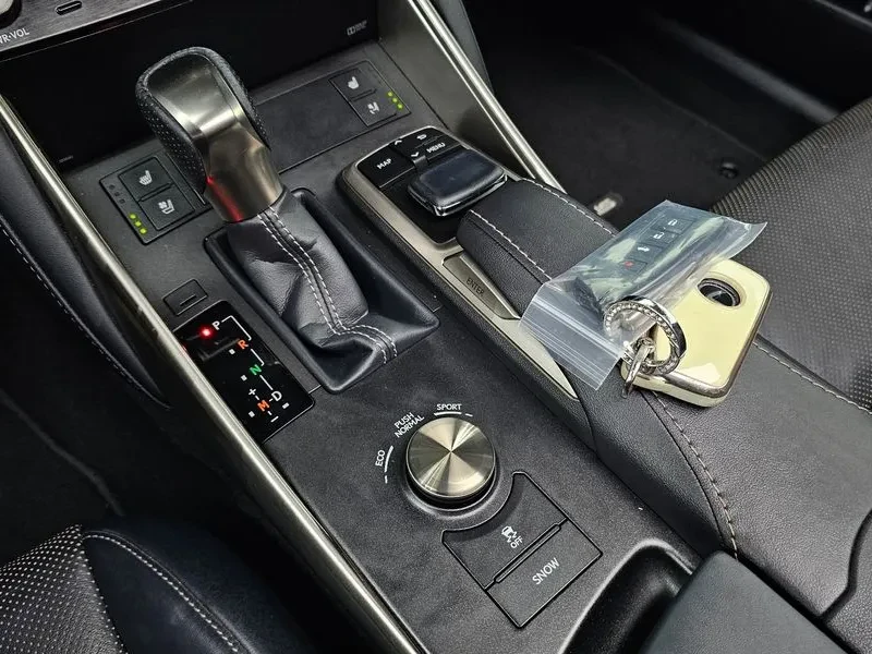 Lexus IS 200 t F-Sport, снимка 8 - Автомобили и джипове - 55526354