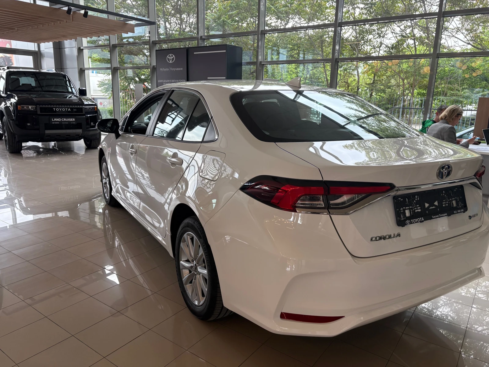 Toyota Corolla 1.8 HSD SDN Executive MY25 + ПОДАРЪК - изображение 2