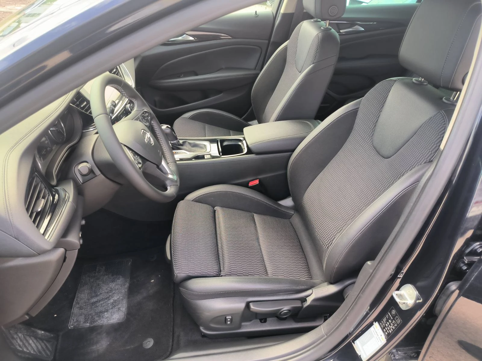 Opel Insignia 1.6d-Navi-Automat-Kamera-Keyless-Euro-6D, снимка 15 - Автомобили и джипове - 54759458