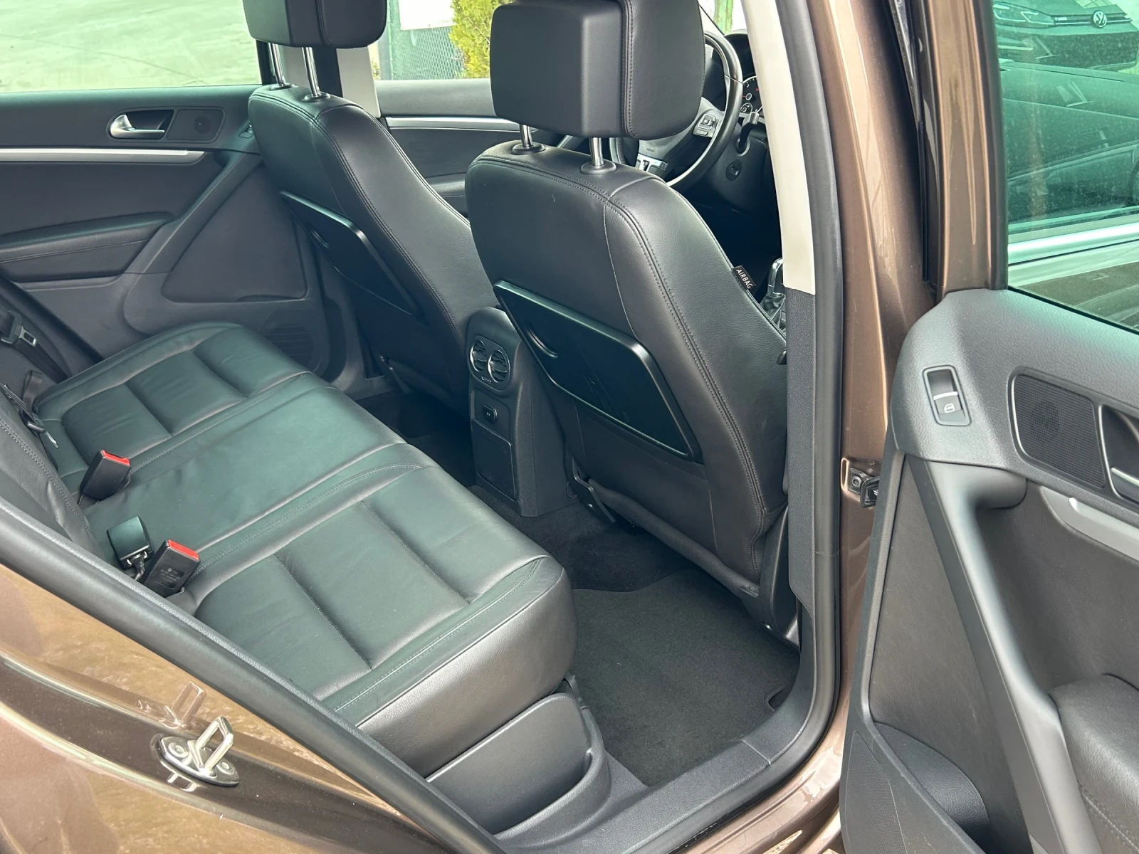 VW Tiguan 2.0 TDI DSG, снимка 11 - Автомобили и джипове - 53955883