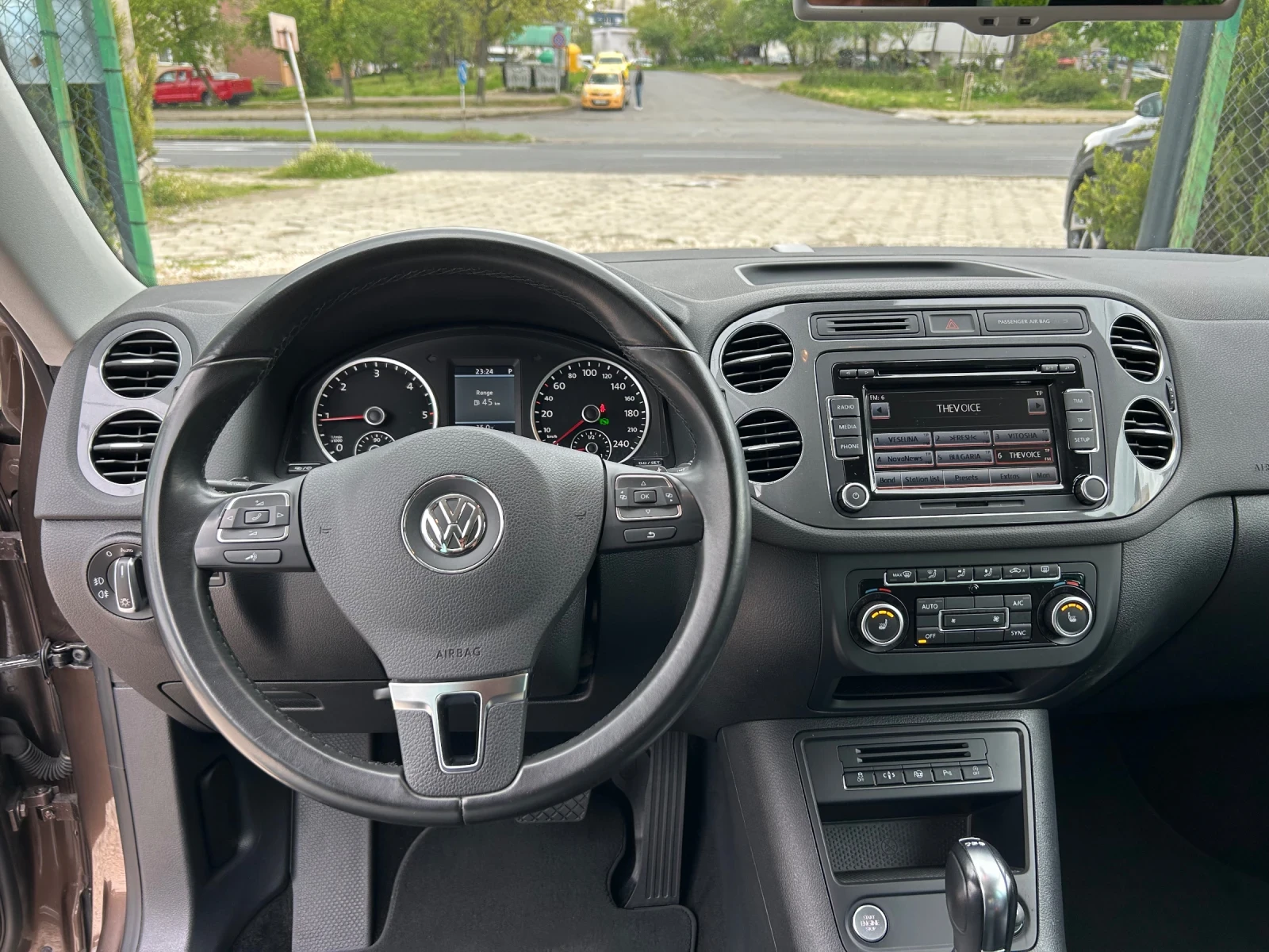 VW Tiguan 2.0 TDI DSG 4x4, снимка 7 - Автомобили и джипове - 53955883