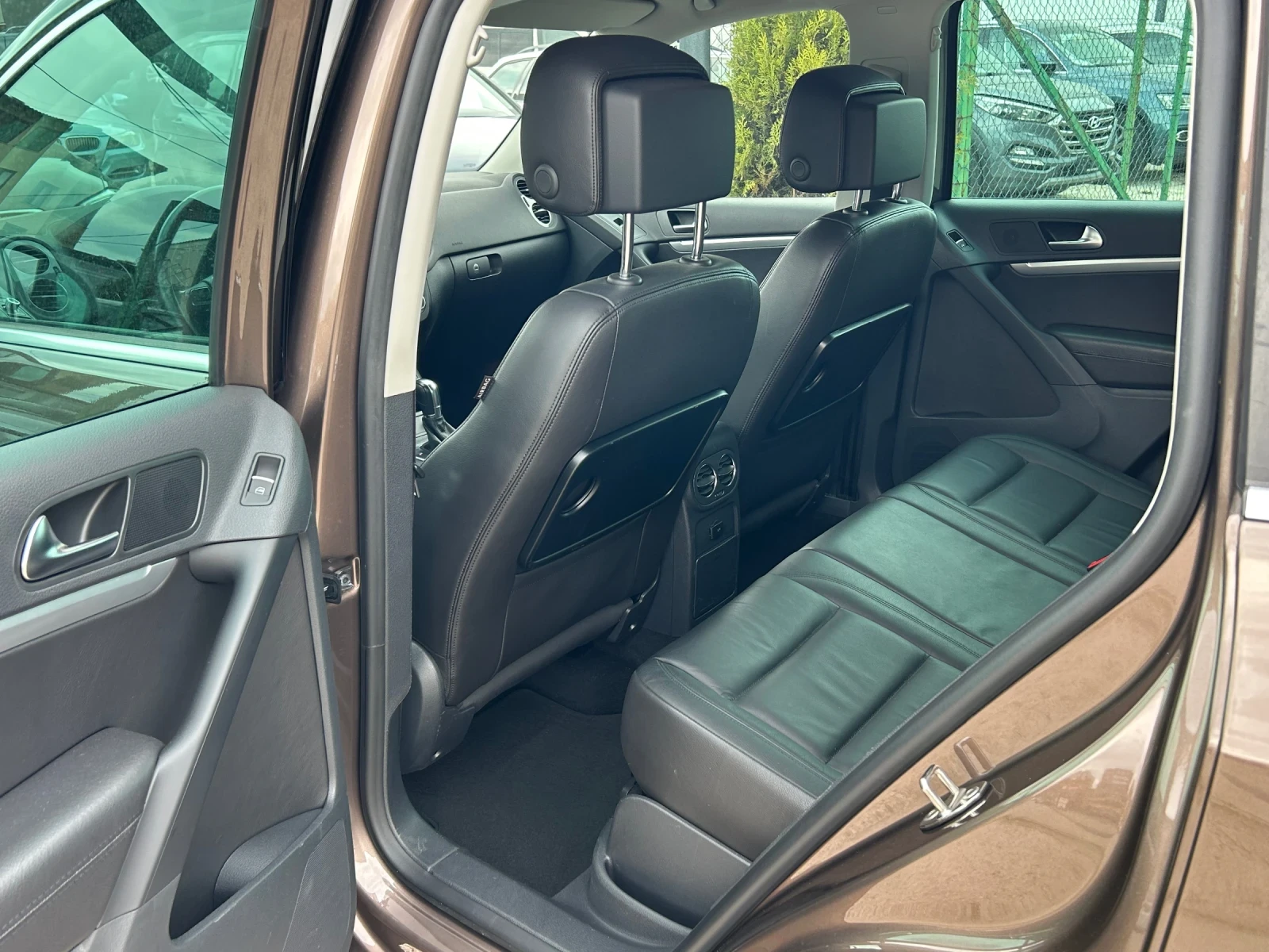 VW Tiguan 2.0 TDI DSG, снимка 10 - Автомобили и джипове - 53955883