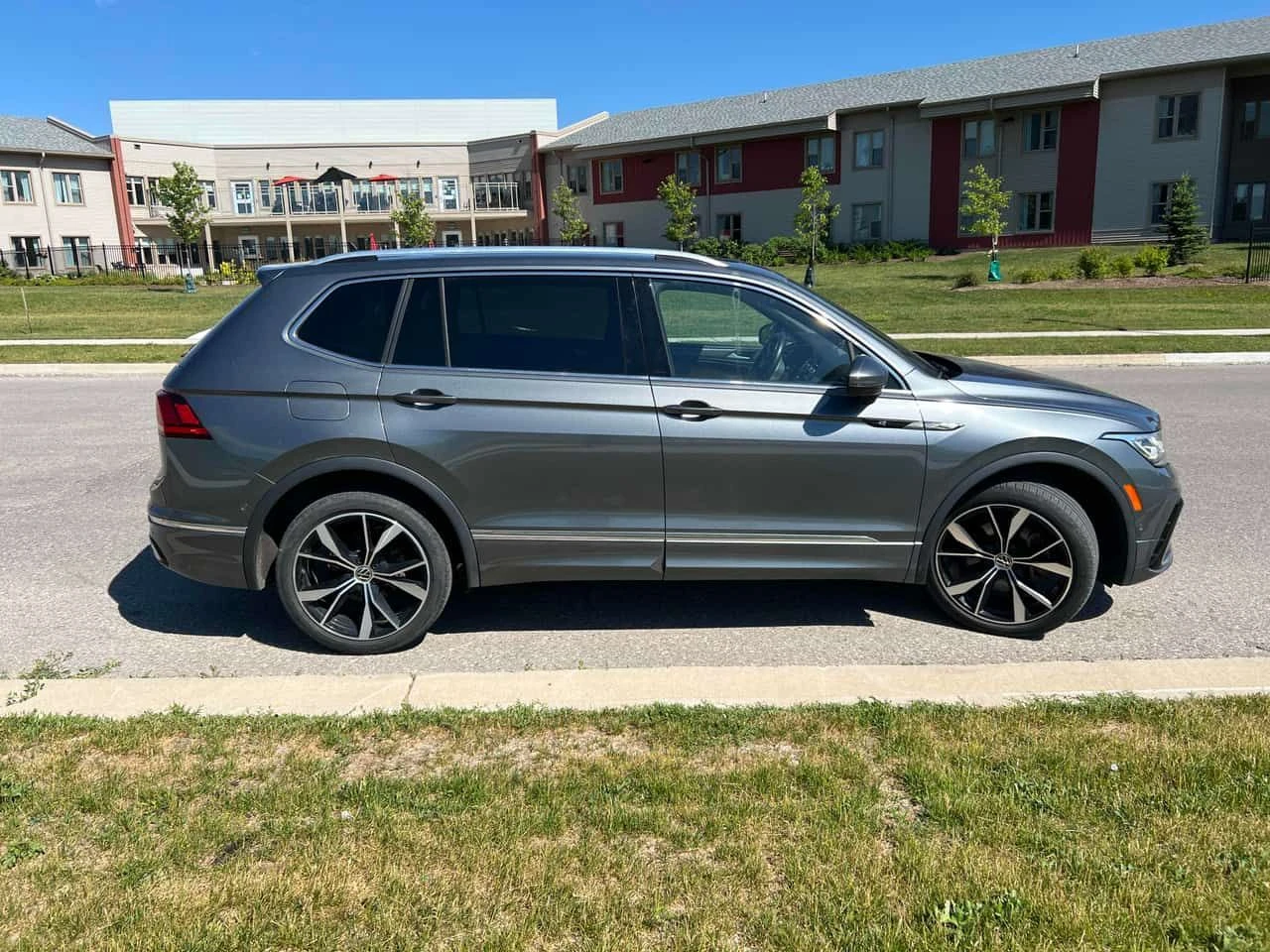 VW Tiguan Highline R Line/ПАНО/ПОДГРЕВ/CARFAX/ФИНАНСИРАНЕ, снимка 4 - Автомобили и джипове - 54904314