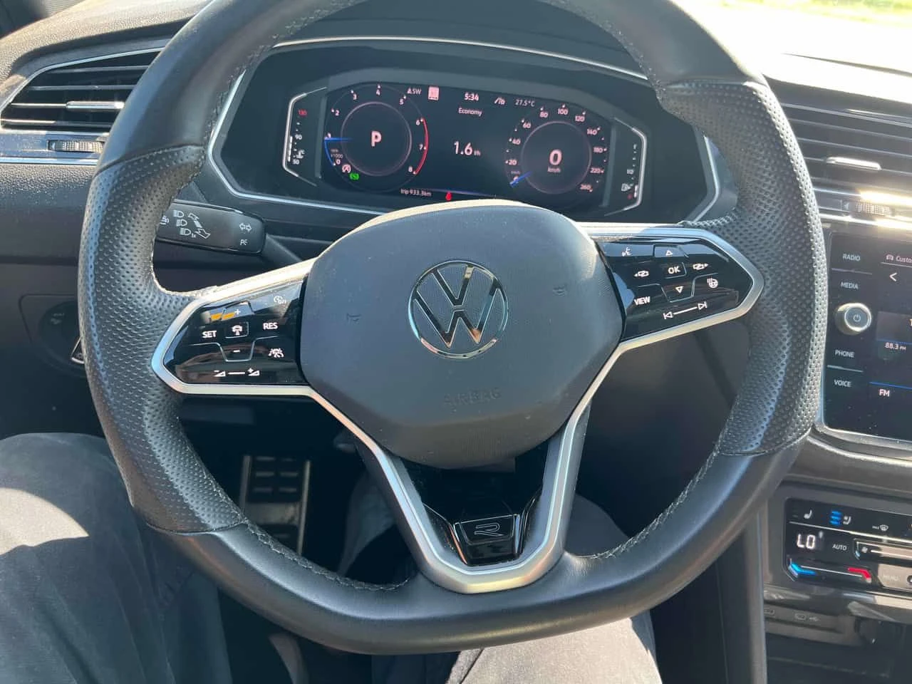 VW Tiguan Highline R Line/ПАНО/ПОДГРЕВ/CARFAX/ФИНАНСИРАНЕ, снимка 9 - Автомобили и джипове - 54904314