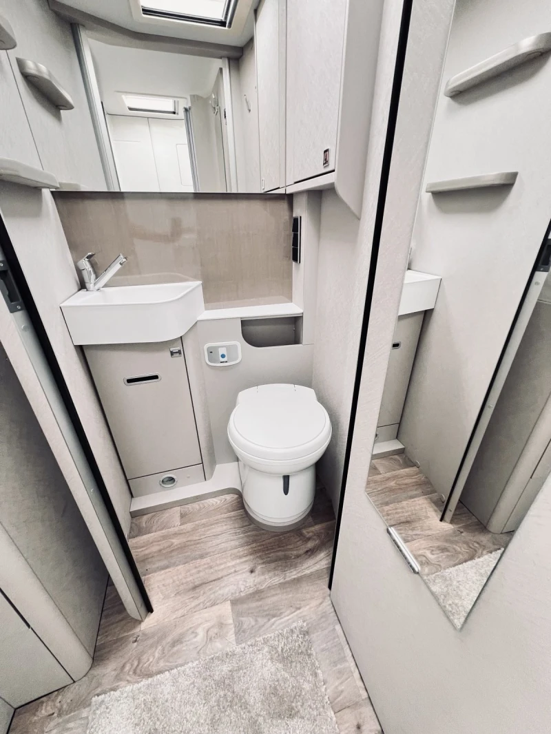 Кемпер HYMER / ERIBA MERCEDES S685. 3500 kg. ДВОЕН ПОД KЛИМАТИК WEBASTO, снимка 14 - Каравани и кемпери - 51209930