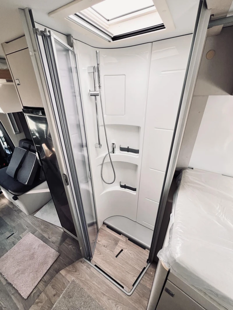 Кемпер HYMER / ERIBA MERCEDES S685. 3500 kg. ДВОЕН ПОД KЛИМАТИК WEBASTO, снимка 15 - Каравани и кемпери - 51209930