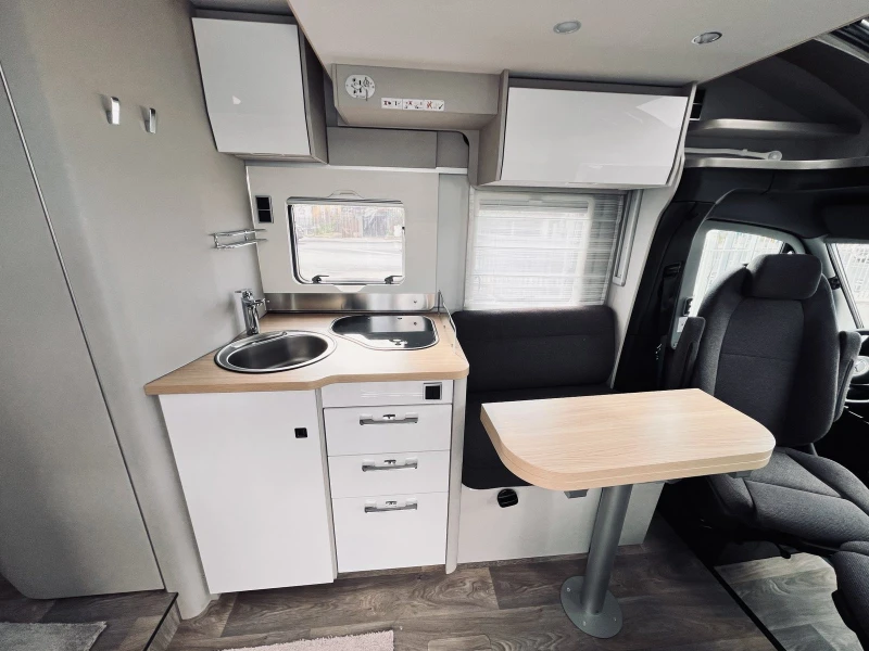 Кемпер HYMER / ERIBA MERCEDES S685. 3500 kg. ДВОЕН ПОД KЛИМАТИК WEBASTO, снимка 9 - Каравани и кемпери - 51209930