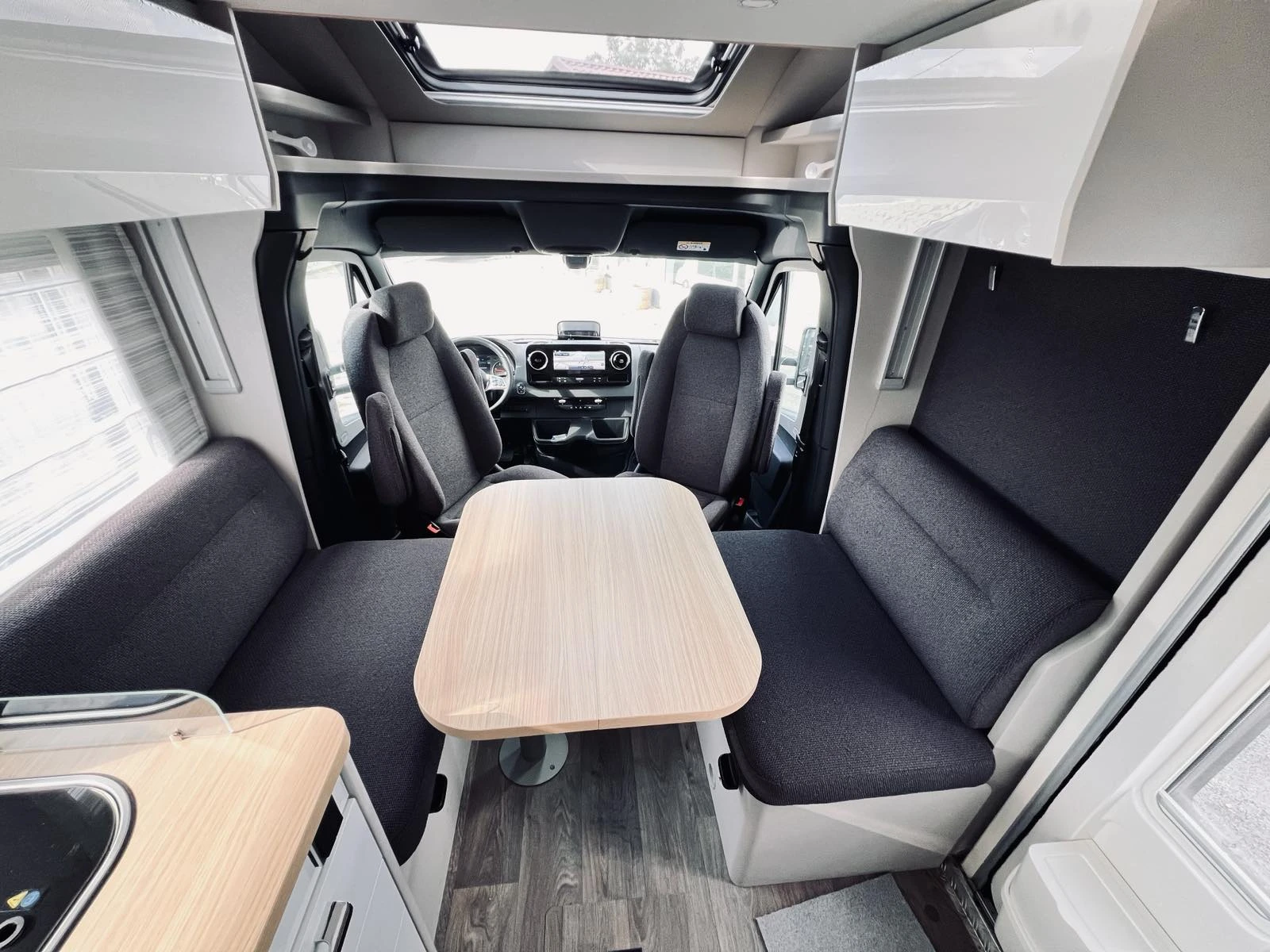 Кемпер HYMER / ERIBA MERCEDES S685. 3500 kg. ДВОЕН ПОД КЛИМАТИК - изображение 10