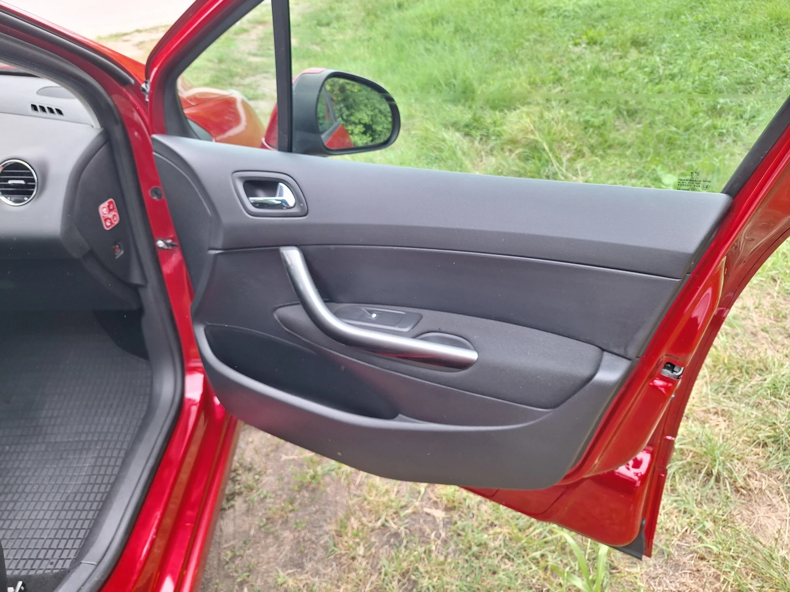 Peugeot 308 1.6 SW ALL E-HDI 115, снимка 13 - Автомобили и джипове - 55439320