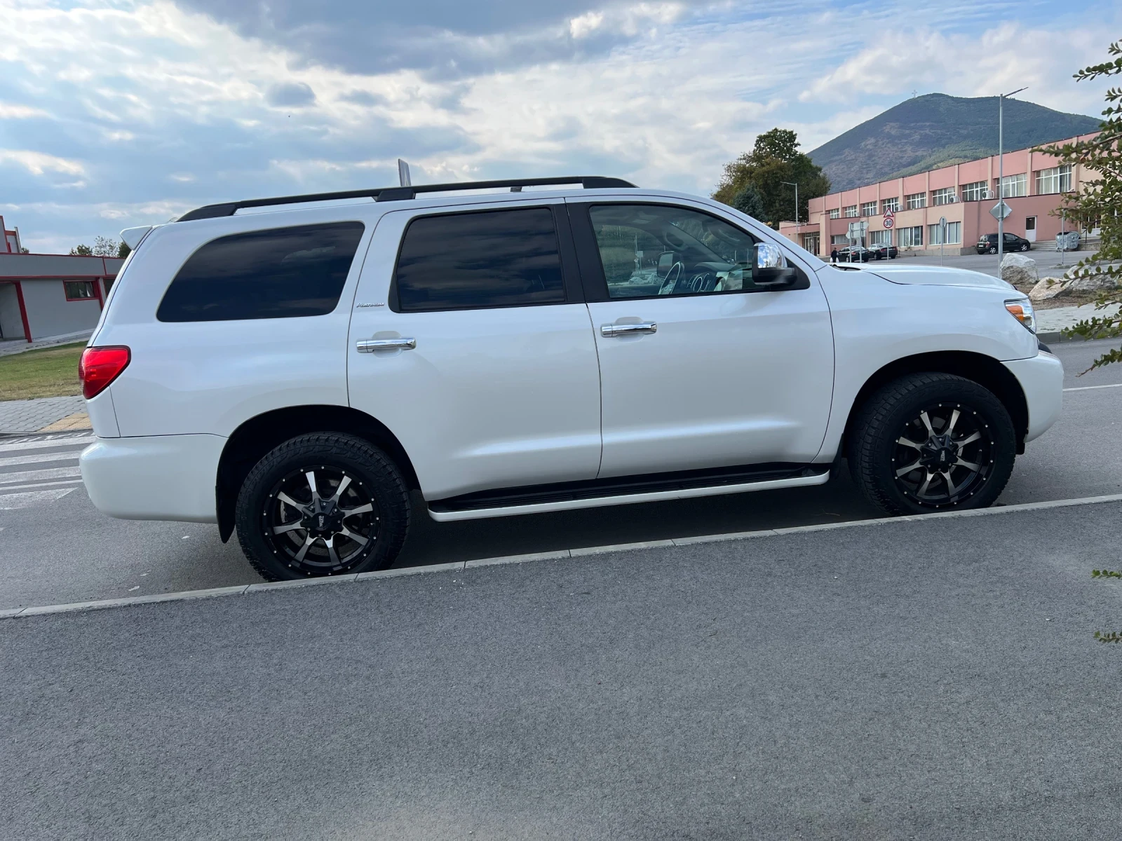 Toyota Sequoia 5.7 Platinum 4X4 - изображение 4