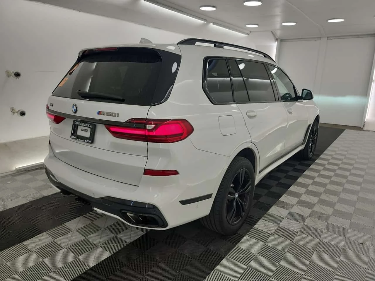BMW X7 M50I| SKY LOUNGE| SWAROWSKI| HARMAN KARDON| MAСАЖ|, снимка 3 - Автомобили и джипове - 54606858
