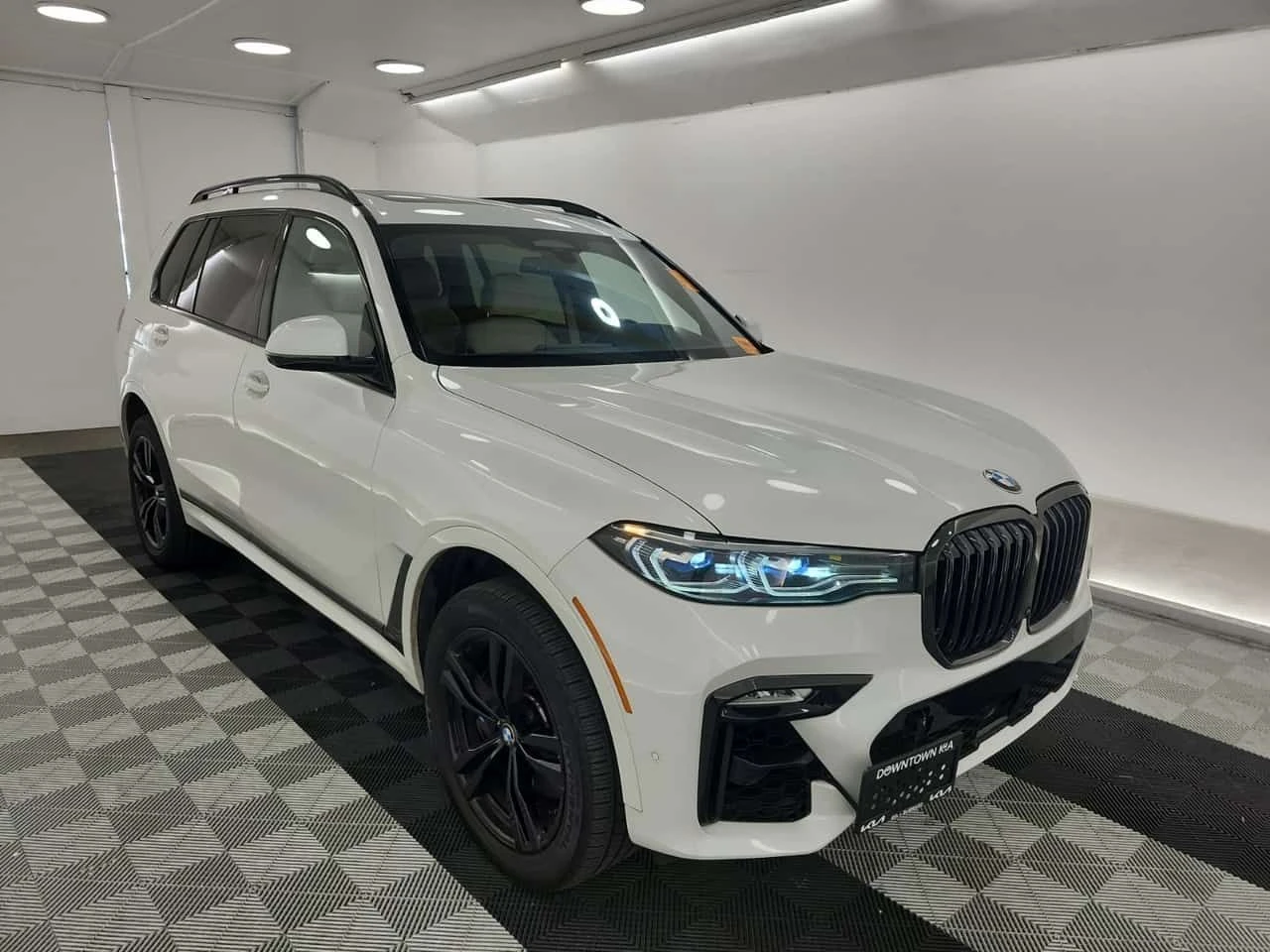 BMW X7 M50I| SKY LOUNGE| SWAROWSKI| HARMAN KARDON| MAСАЖ|, снимка 2 - Автомобили и джипове - 54606858
